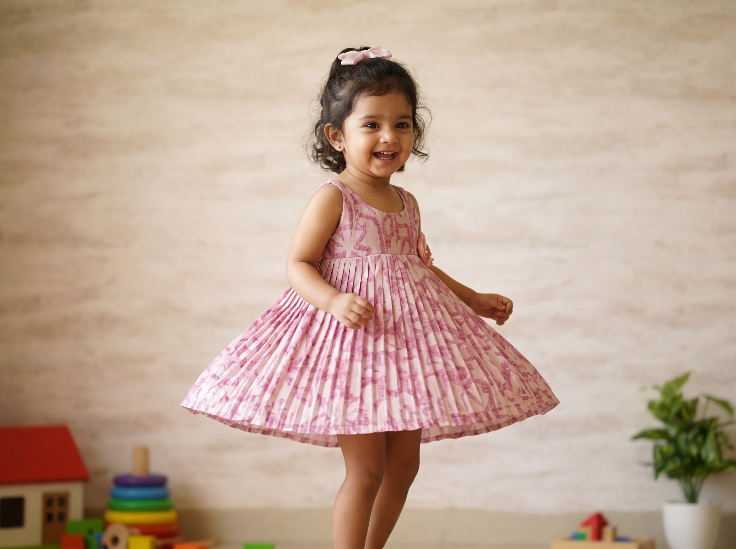 Girls' Pink Printed Pleated Dress